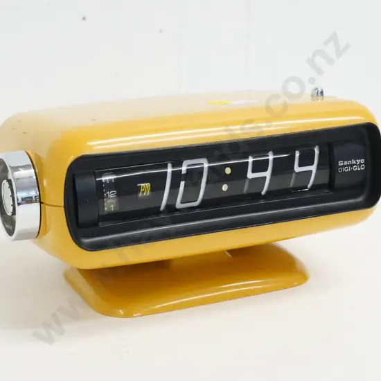 retro Sankyo plastic bodied radio alarm clock - takes D battery H-100 W-200 D-130
