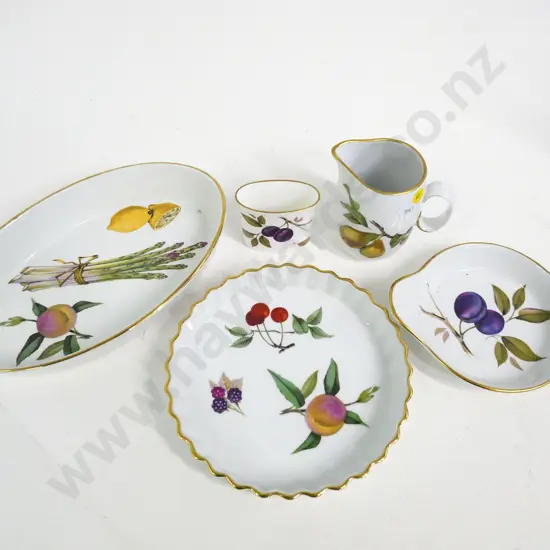 5 pieces of Royal Worcester Evesham oven and table ware - larger baking dish L-270 W-160