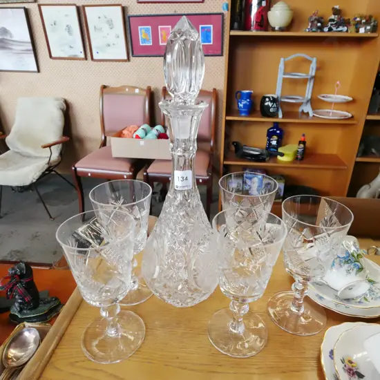 stoppered glass decanter, 5x wine glasses