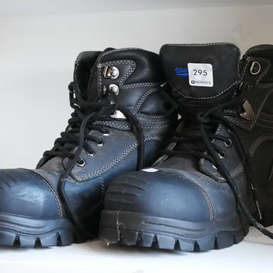 pair of Blundstone size 5 steel cap boots