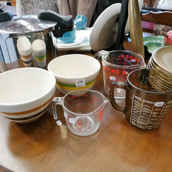 3x pyrex measuring jugs, 2x small mixing bowls