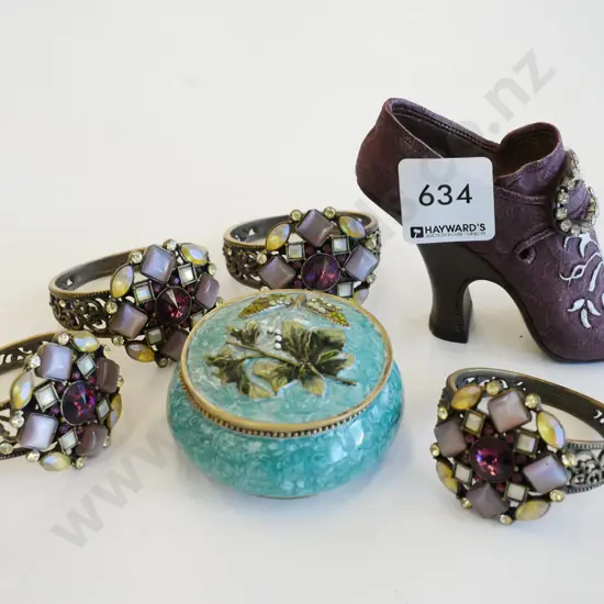 ornamental shoe, 4x decorative napkin rings, trinket box