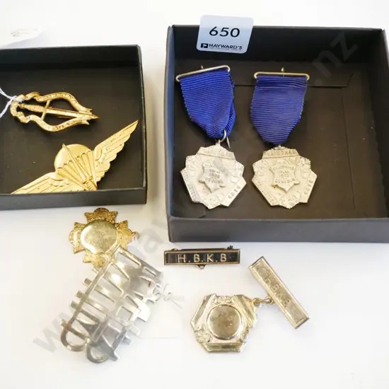 2x small trays of medals and badges