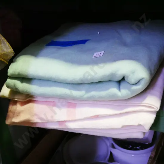 2x woollen blankets