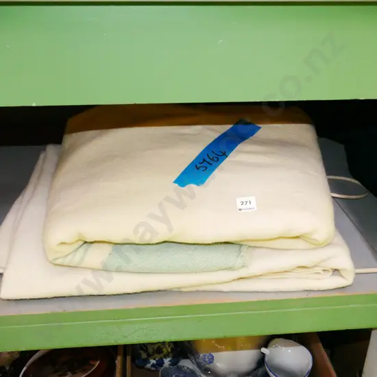 2x woollen blankets