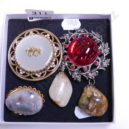 tray; 3x brooches, 2x stone pendants