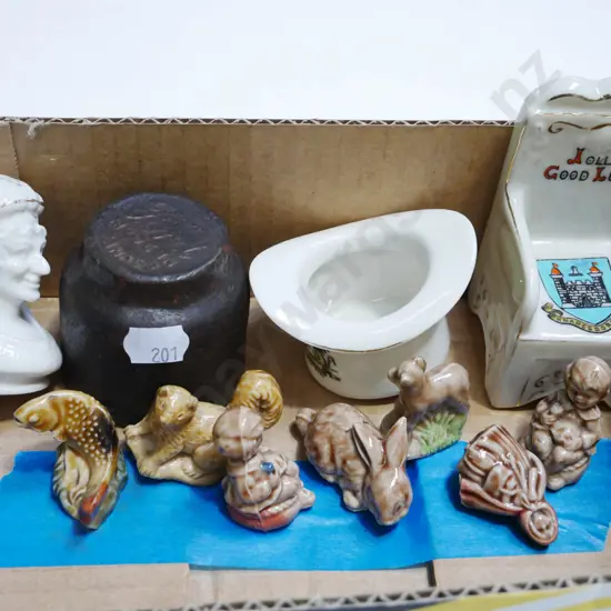 box; Wade Whimsies, souvenir ware, small vintage Ford hub cap