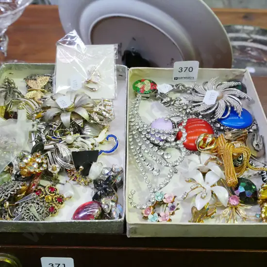 2x cardboard trays of brooches etc