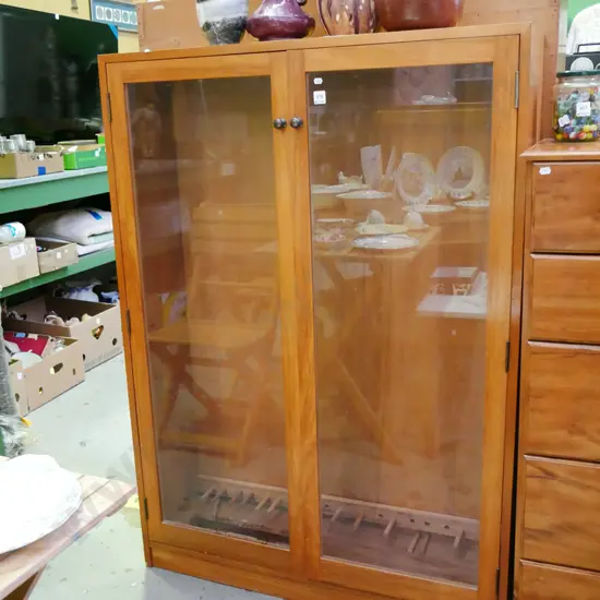 rimu 2 door glazed display case H-1330 W-955 D-285