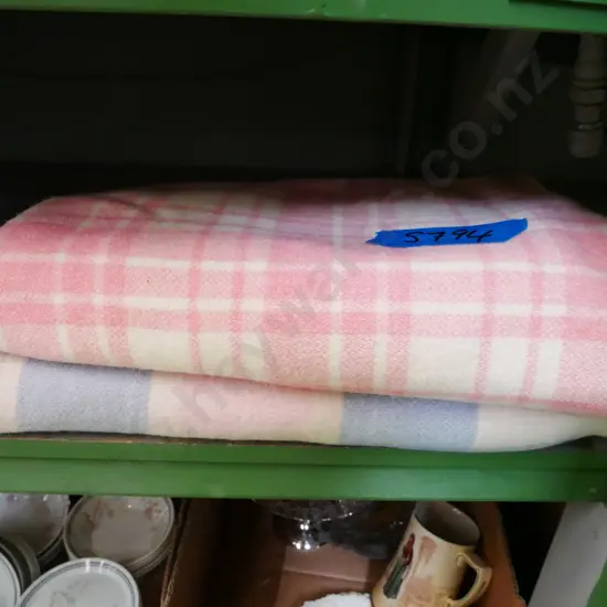 2x woollen blankets