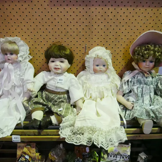 4x porcelain display dolls