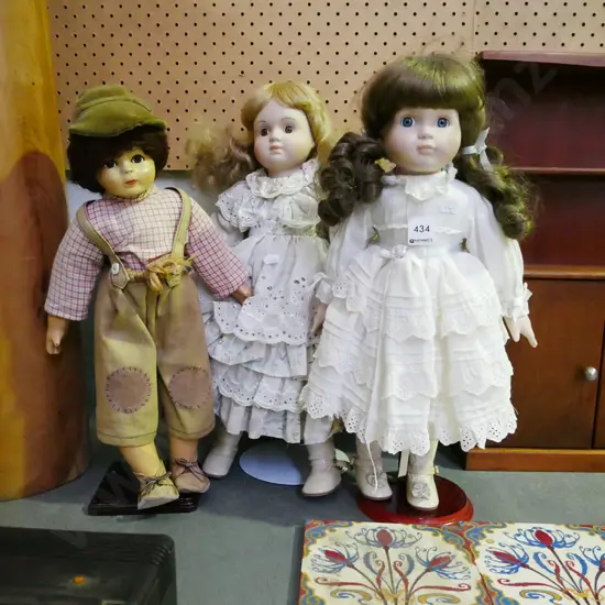 3x porcelain disaplay dolls
