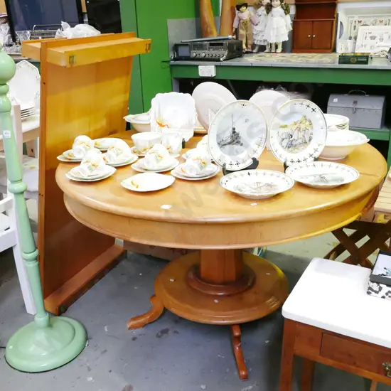 extending solid kauri circular pedestal dining chair with 2 solid leaves Unextended H-770 Diam-1210