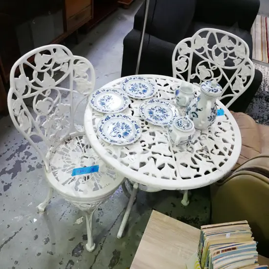 cast alloy leaf pattern patio table with 2 matching chair