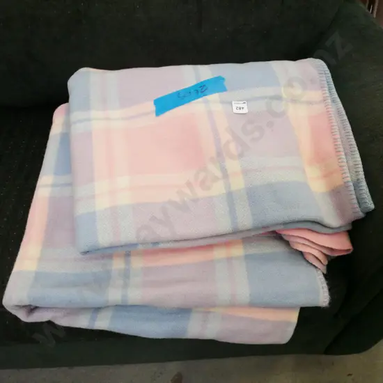 2x checked wollen blankets