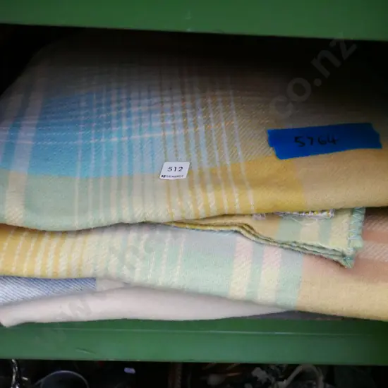 2x woolllen blankets