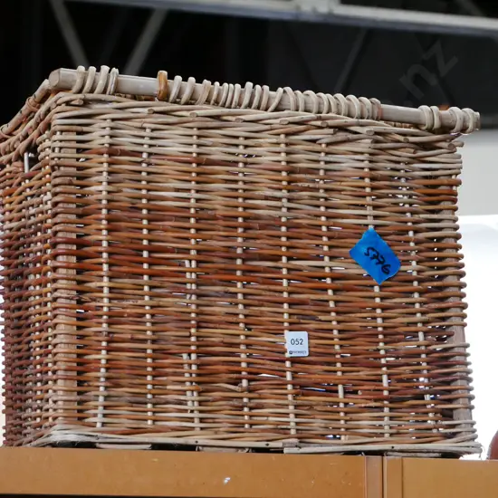 lidded cane hamper H-370