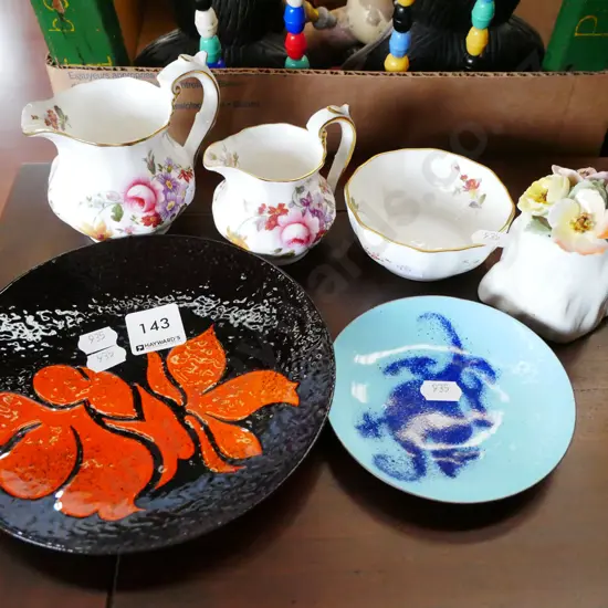 2x enamel dishes, ceramic posies jug, creamers, sugar, ceramic floral spray
