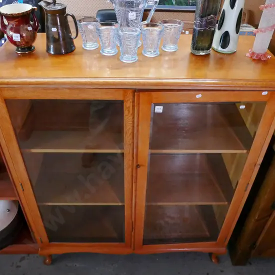 solid oak cab leg 2 door lockable display cabinet - good condition, key in office H-1230 W-1070 D-420