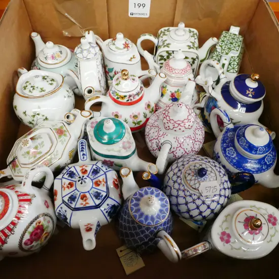 box; 18x  collectable miniature teapots