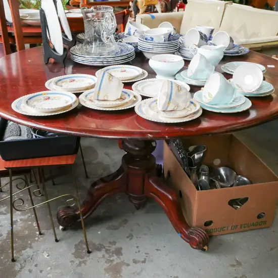mahogany pedestal circular table on enamel casters H-730 Diam-1180