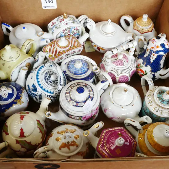 box; 18x collectable miniature teapots