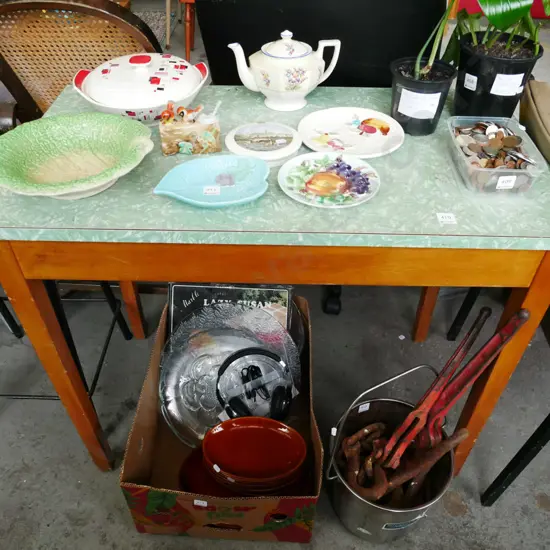 wood and formica top table - repair to formica H-770 W-920 D-510