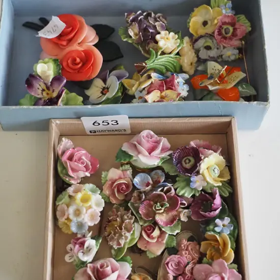 2x boxes of ceramic floral brooches