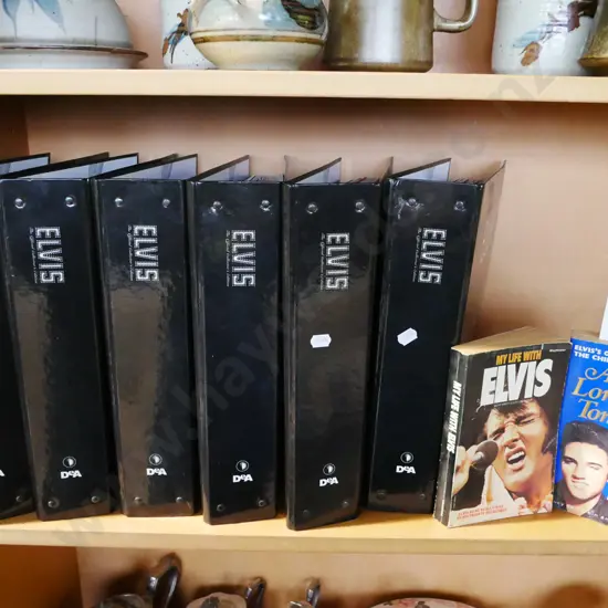 Elvis collector magazines in folders, 2x books