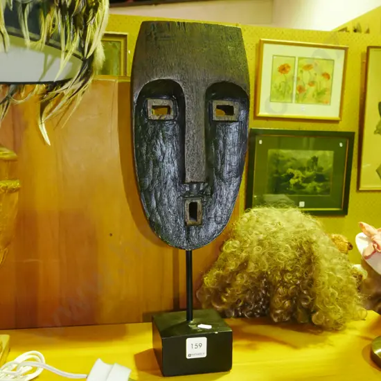 wooden? face on stand H-430