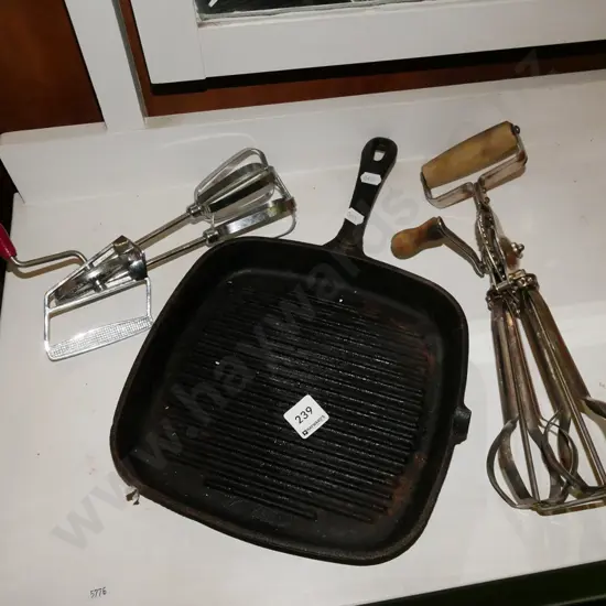 cast iron skillet, 2 eggb eaters