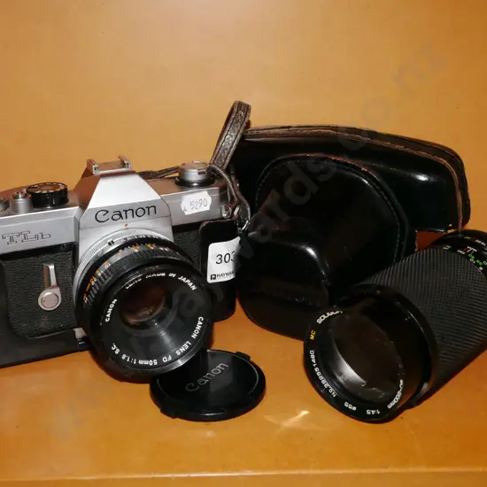Canon 35mm camera and additional lens and leather case