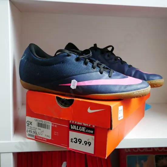 pair of Nike size 7 shoes