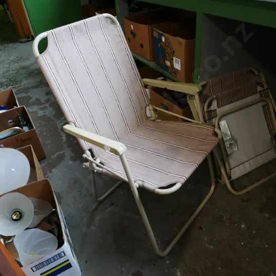 2x folding camping chairs