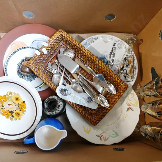 box; Crown Lynn breakfast bowls, jugs etc