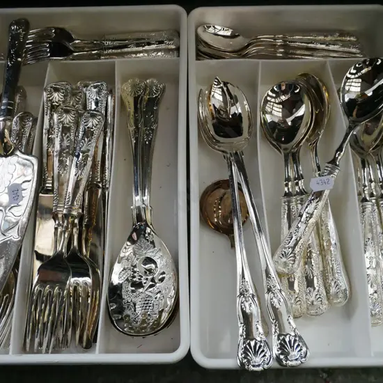 2x trays of cutlery