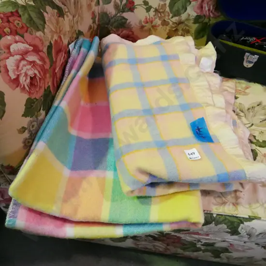2x checked woollen blankets