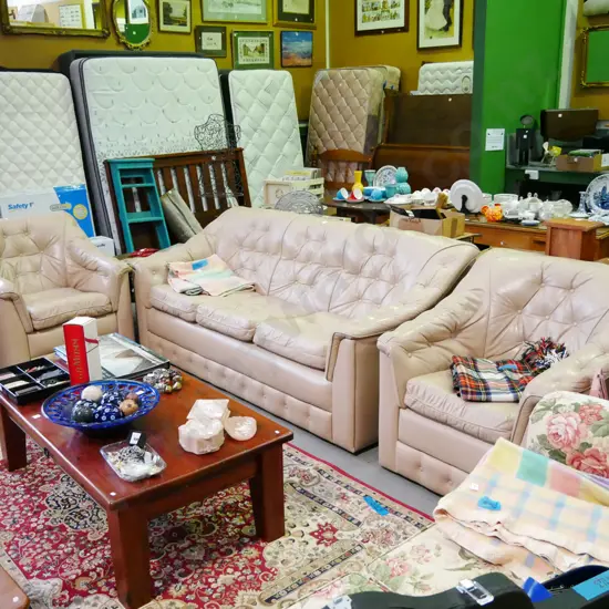 1980s fawn deep buttoned leather 3 piece lounge suite - 1 button on couch is missing