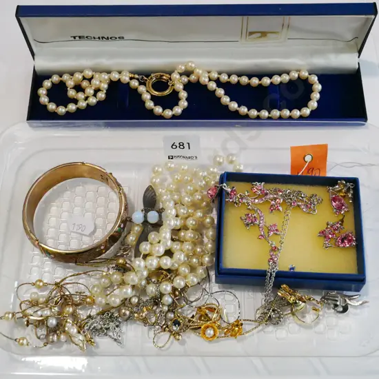 tray of costume jewellery, cased necklace