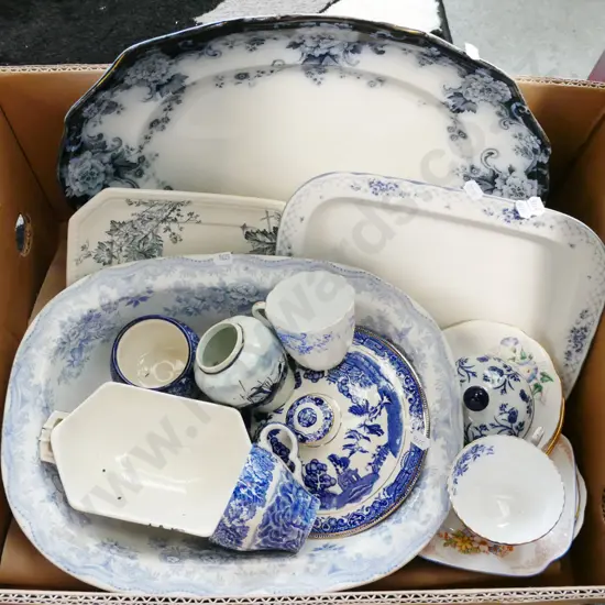 box; blue and white china items