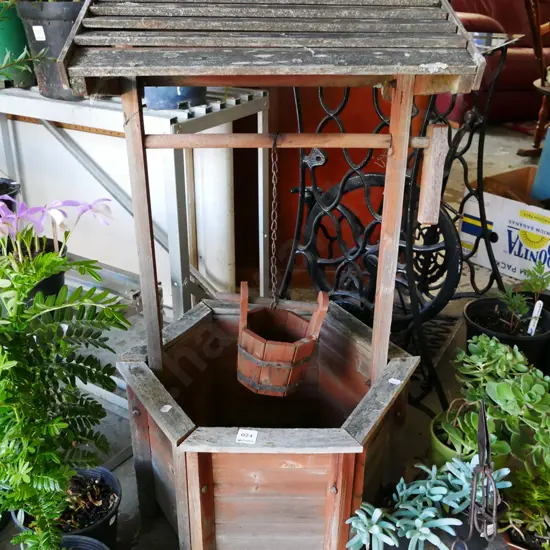 restorer's wooden wishing well jardiniere H-840