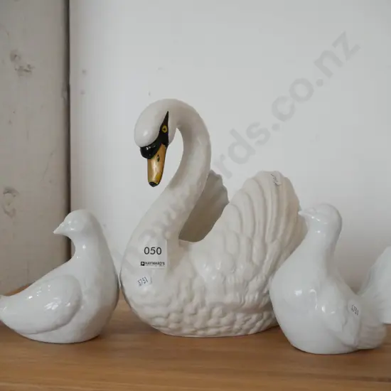Devon swan vase, 2x small bird figurines