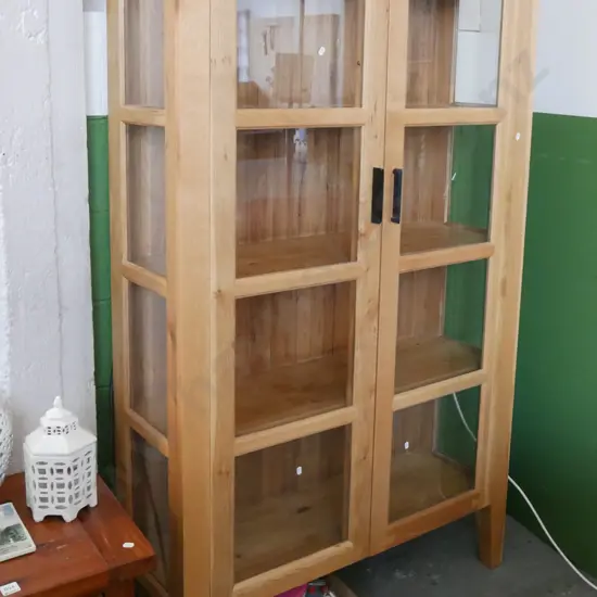 solid oak 2 door display case H-1670 W-1000 D-350