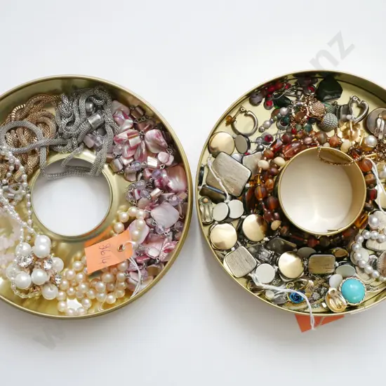 2x trays of costume jewellery 