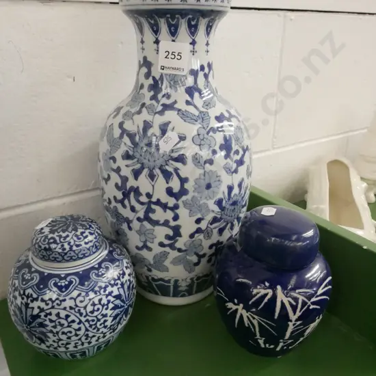 2x blue and white ginger jars, vase H-310