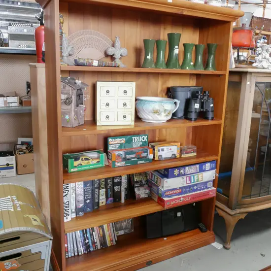 solid rimu adjustable bookcase H-1530 W-1020 D-340