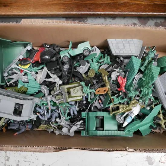 box; plastic soldiers, tanks, military vehicles