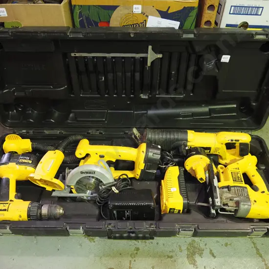 De Walt 13V battery powered tool set in hard plastic carry case