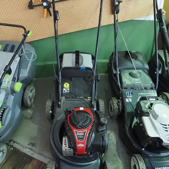 Victor lawn mower with 4 stroke Briggs & Stratton motor