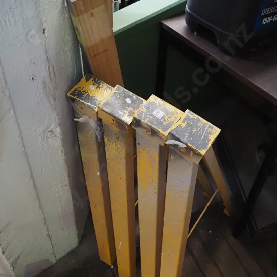 2x metal legged saw horses
